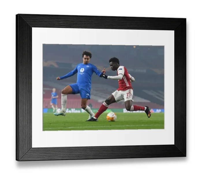 Framed Print : Arsenal's Bukayo Saka Fends Off Molde's Henry Wingo in Europa League Clash Framed Print : Arsenal's Bukayo Saka Fends Off Molde's Henry Wingo in Europa League Clash