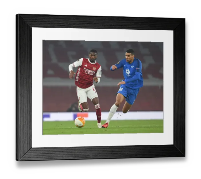 Framed Print : Arsenal's Maitland-Niles Outmaneuvers Molde's Omoijuanfo in Europa League Clash