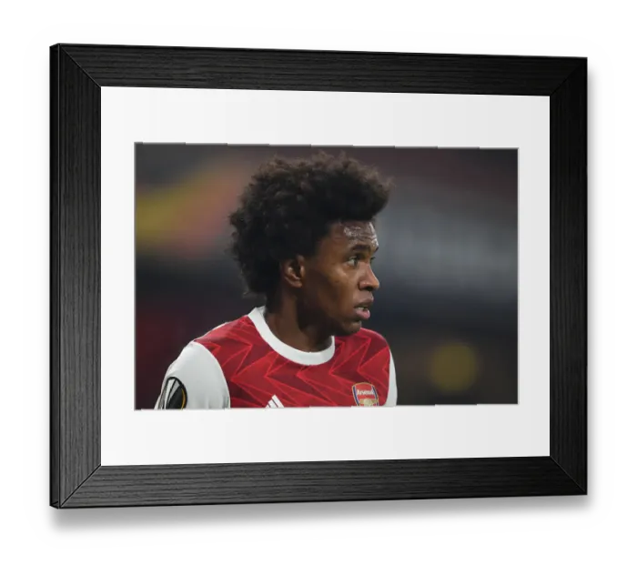 Framed Print : Arsenal's Willian in Action against Molde FK in Europa League Group Stage