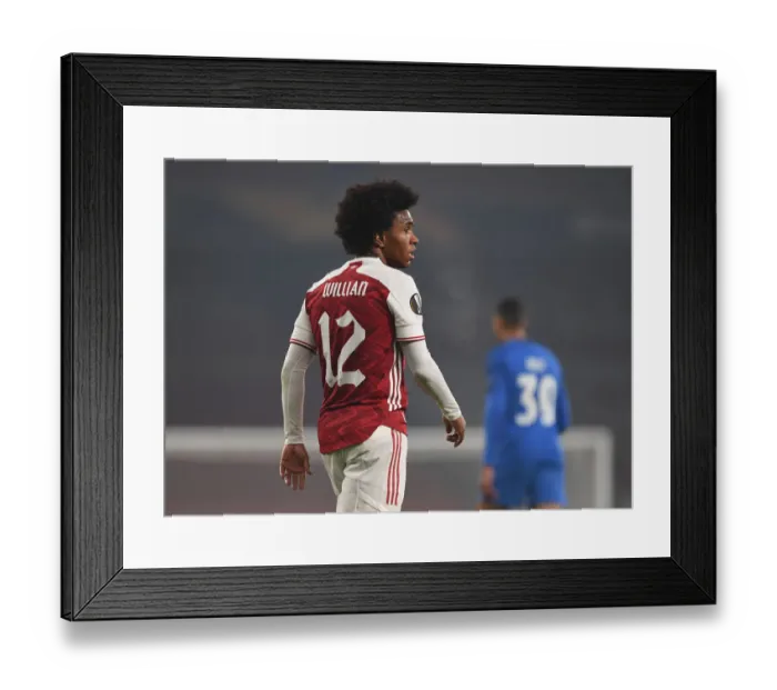 Framed Print : Arsenal's Willian in Action against Molde FK in UEFA Europa League