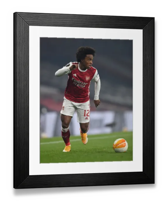 Framed Print : Willian in Action: Arsenal vs Molde in Europa League Showdown
