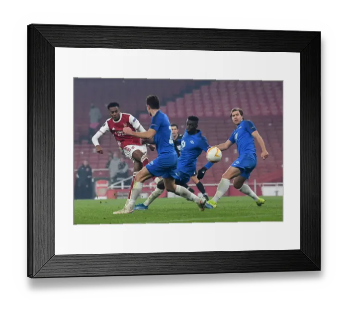 Framed Print : Arsenal's Joe Willock Faces Pressure from Molde Defenders in Europa League Clash