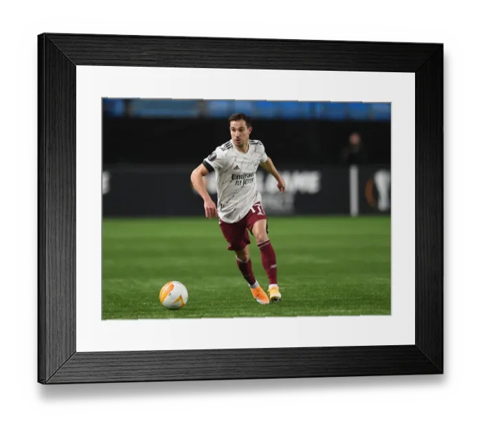 Framed Print : Arsenal's Cedric Soares in Europa League Action against Molde FK Framed Print : Arsenal's Cedric Soares in Europa League Action against Molde FK