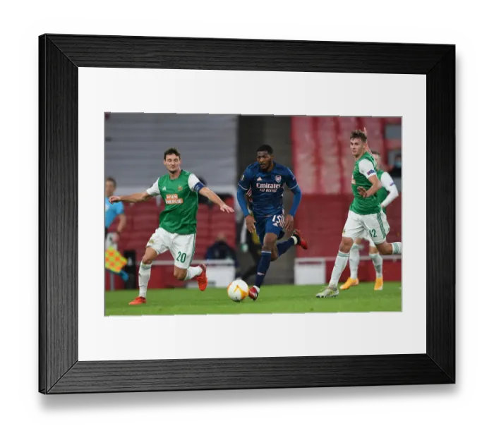 Framed Print : Arsenal's Ainsley Maitland-Niles Stands Firm Against Rapid Wien Duo in Europa League Showdown