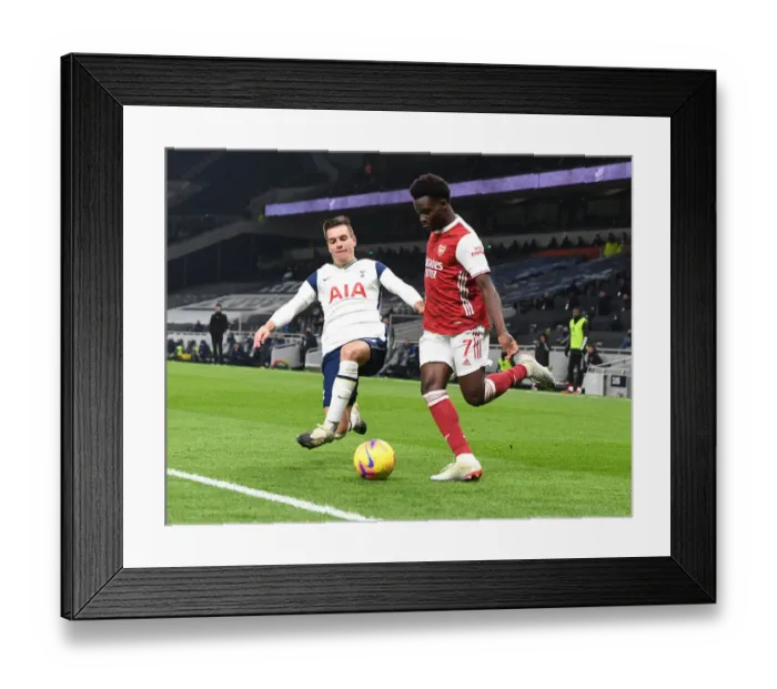 Framed Print : Bukayo Saka vs. Giovanni Lo Celso: Battle at the Tottenham Hotspur Stadium - Arsenal vs. Tottenham Premier League Clash (December 2020)