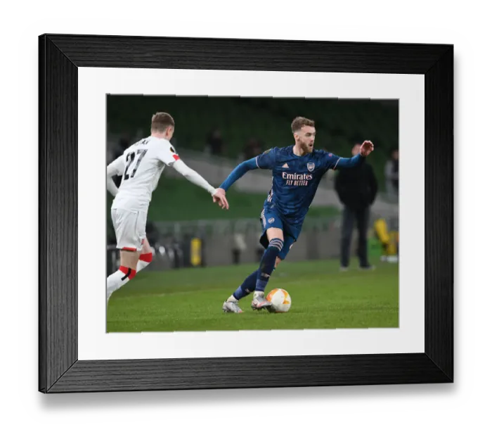 Framed Print : Calum Chambers Breaks Past Dundalk's Daniel Kelly in Arsenal's UEFA Europa League Clash Framed Print : Calum Chambers Breaks Past Dundalk's Daniel Kelly in Arsenal's UEFA Europa League Clash