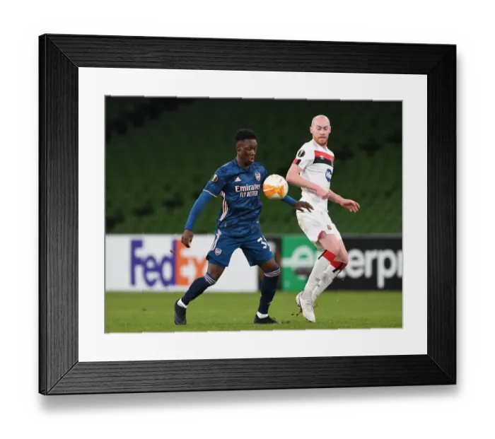 Framed Print : Flo Balogun vs. Chris Shields: Intense Clash in Dundalk v Arsenal UEFA Europa League Match