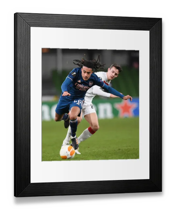 Framed Print : Miguel Azeez Outpaces James Wynne: Arsenal's Europa League Triumph in Dublin Framed Print : Miguel Azeez Outpaces James Wynne: Arsenal's Europa League Triumph in Dublin