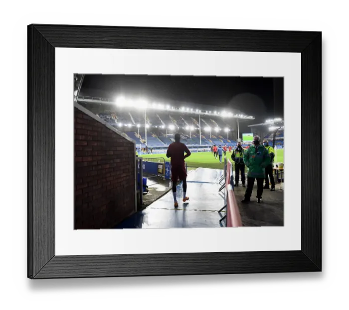 Framed Print : Arsenal Players Prepare for Everton Showdown in Premier League