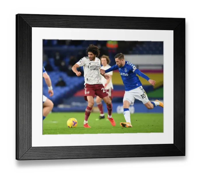Framed Print : Arsenal's Mo Elneny Outmaneuvers Everton's Gylfi Sigurdsson in Premier League Clash