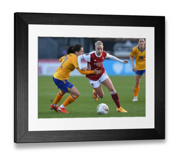 Framed Print : Arsenal's Beth Mead vs Everton's Maeva Clemaron: A FA WSL Showdown at Meadow Park