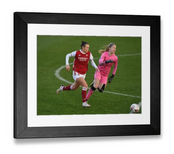 Framed Print : Arsenal's Caitlin Foord Outwits Everton Defender in FA WSL Clash