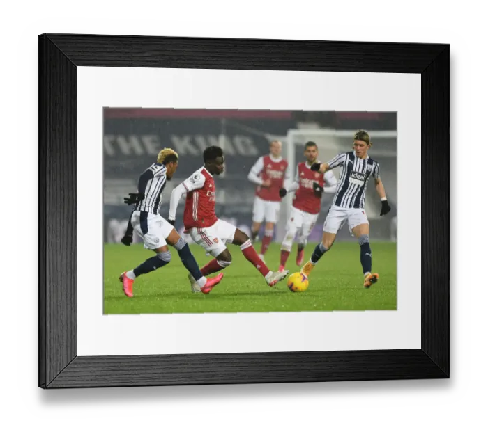 Framed Print : Arsenal's Bukayo Saka Navigates Past West Bromwich Albion's Diangana and Gallagher in Premier League Clash Framed Print : Arsenal's Bukayo Saka Navigates Past West Bromwich Albion's Diangana and Gallagher in Premier League Clash