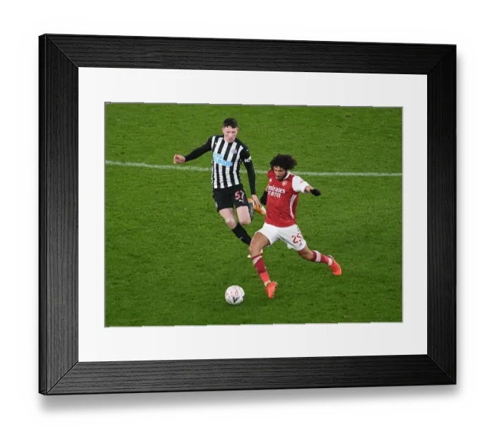 Framed Print : Arsenal vs Newcastle United: Tight Battle in FA Cup Third Round