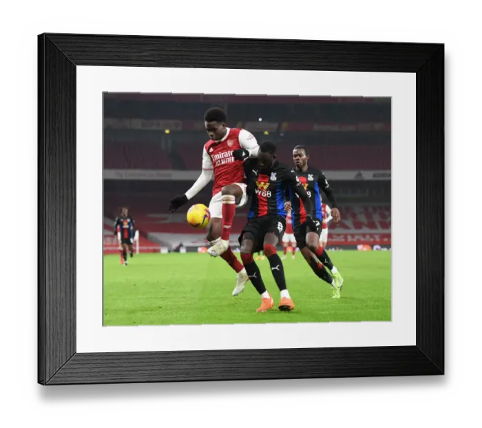 Framed Print : Arsenal vs Crystal Palace: Bukayo Saka Faces Off Against Cheikhou Kouyate in Empty Emirates Stadium