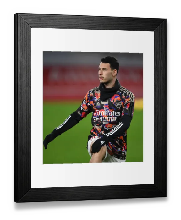 Framed Print : Arsenal's Empty Emirates: Pre-Match Warm-Up Before Arsenal vs Manchester United (2020-21)