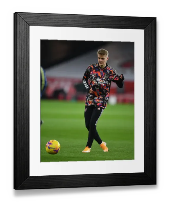 Framed Print : Arsenal vs Manchester United: Emirates Rivalry in an Empty Stadium (Pandemic Edition)