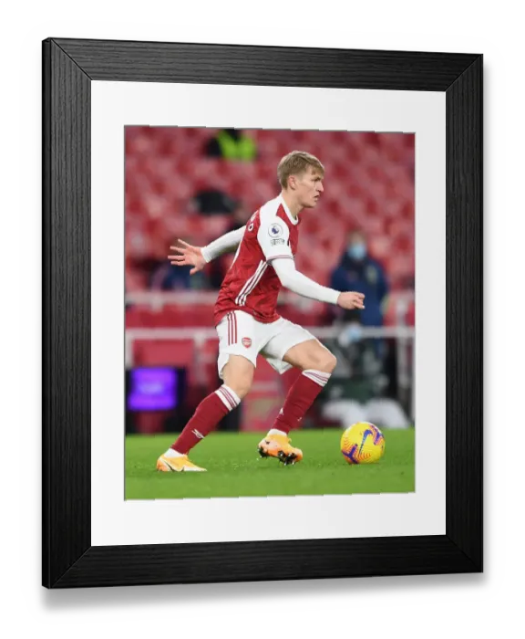 Framed Print : Arsenal vs Manchester United: Empty Emirates Clash (2021)