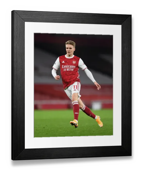 Framed Print : Arsenal vs Manchester United: Empty Battle at the Ghostly Emirates Stadium (2021)