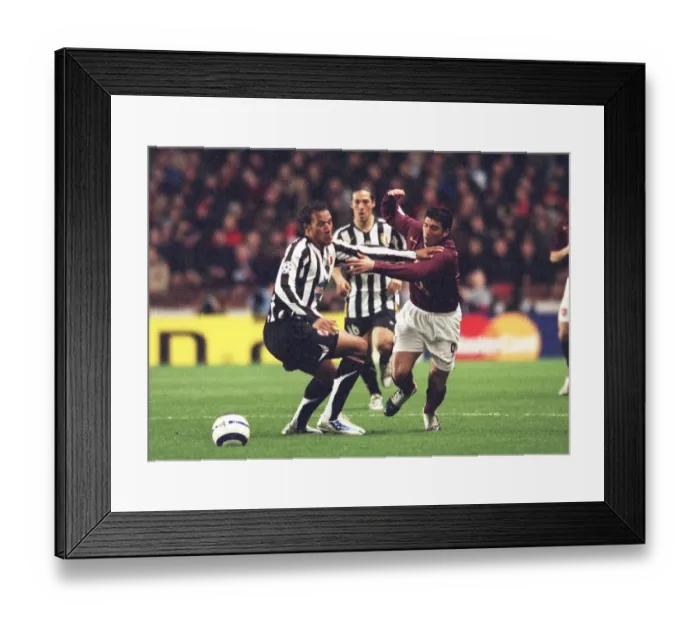 Framed Print : Jose Reyes (Arsenal) Jonathan Zebina (Juventus). Arsenal 2: 0 Juventus