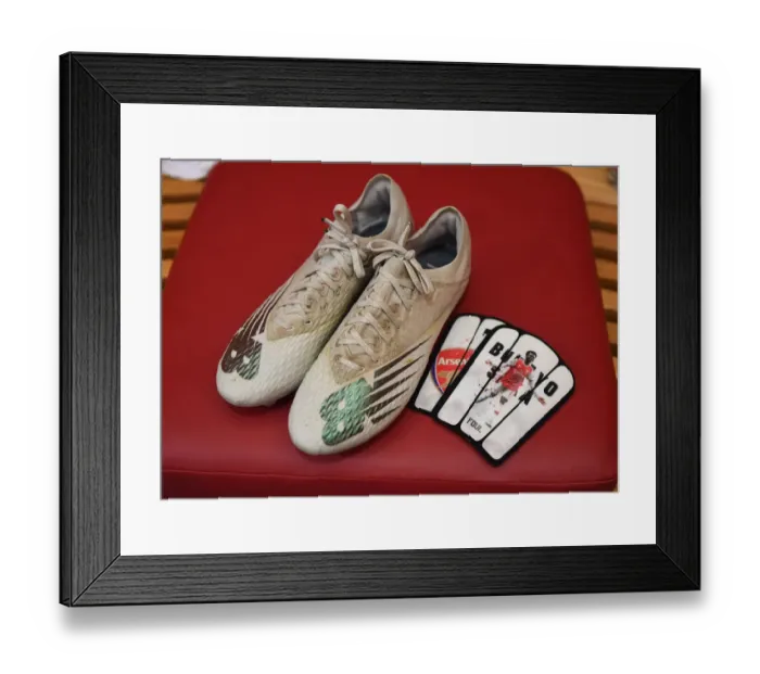 Framed Print : Arsenal's Bukayo Saka: Ready for Battle against Leeds United (Behind the Scenes) Framed Print : Arsenal's Bukayo Saka: Ready for Battle against Leeds United (Behind the Scenes)
