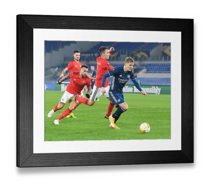Framed Print : Arsenal's Martin Odegaard Outmaneuvers Benfica's Otamendi in Europa League Clash