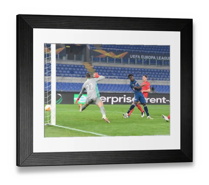 Framed Print : Bukayo Saka Scores the Winner: Arsenal's Europa League Victory over SL Benfica