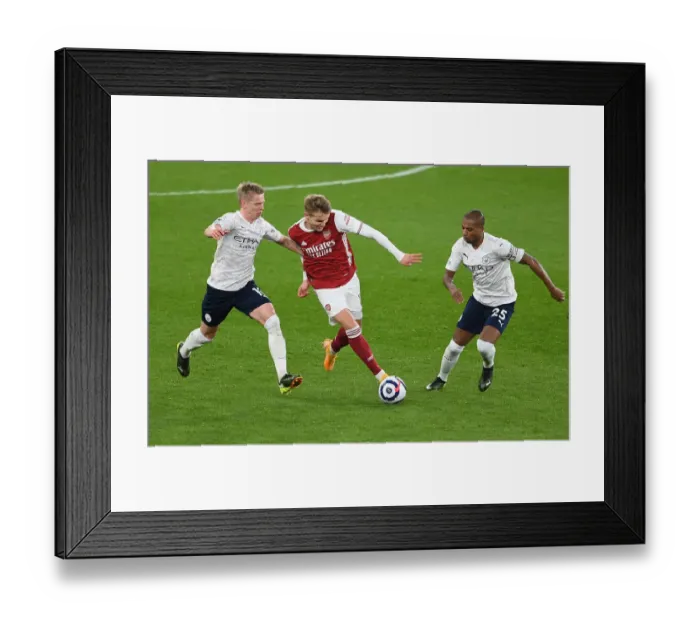 Framed Print : Arsenal vs Manchester City: Clash at Emirates Stadium Amidst Pandemic Restrictions