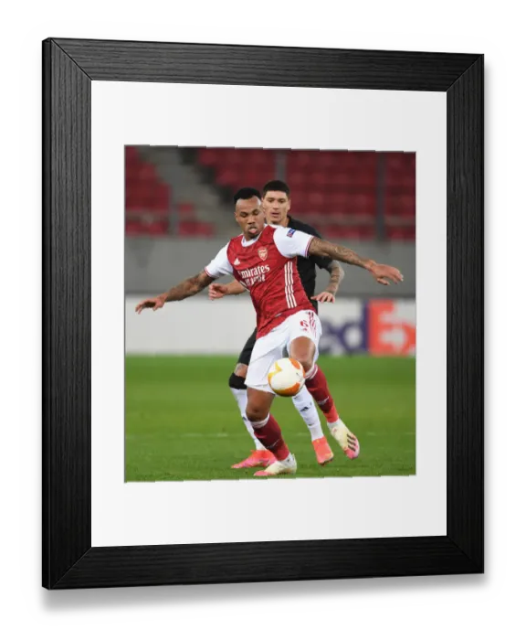 Framed Print : Arsenal's Gabriel in Action against SL Benfica in the Europa League Framed Print : Arsenal's Gabriel in Action against SL Benfica in the Europa League
