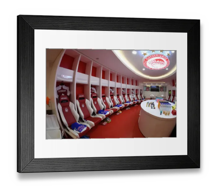Framed Print : Arsenal FC: Pre-Match Huddle in Piraeus Ahead of Arsenal v SL Benfica UEFA Europa League Clash