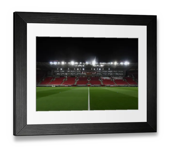 Framed Print : Arsenal at Olympiacos: UEFA Europa League Clash in Empty Karaiskakis Stadium Amidst Pandemic