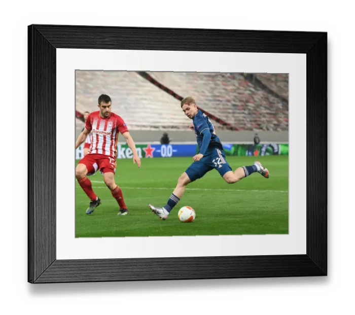 Framed Print : Arsenal's Emile Smith Rowe Clashes with Olympiacos Sokratis in Empty Europa League Arena Framed Print : Arsenal's Emile Smith Rowe Clashes with Olympiacos Sokratis in Empty Europa League Arena