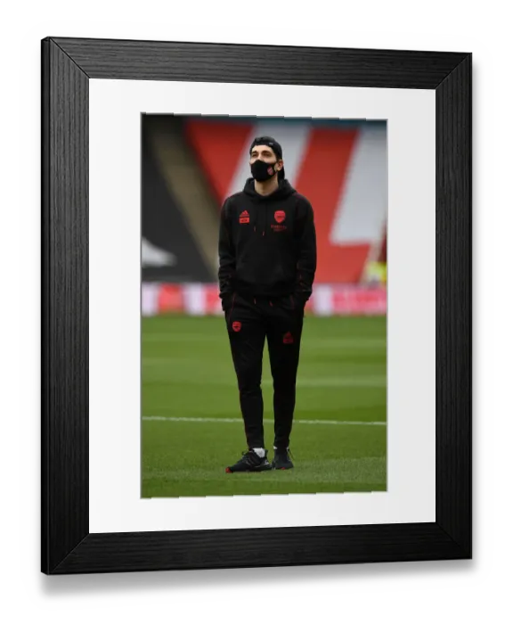 Framed Print : Arsenal's Hector Bellerin Gears Up for Arsenal v Tottenham Premier League Clash