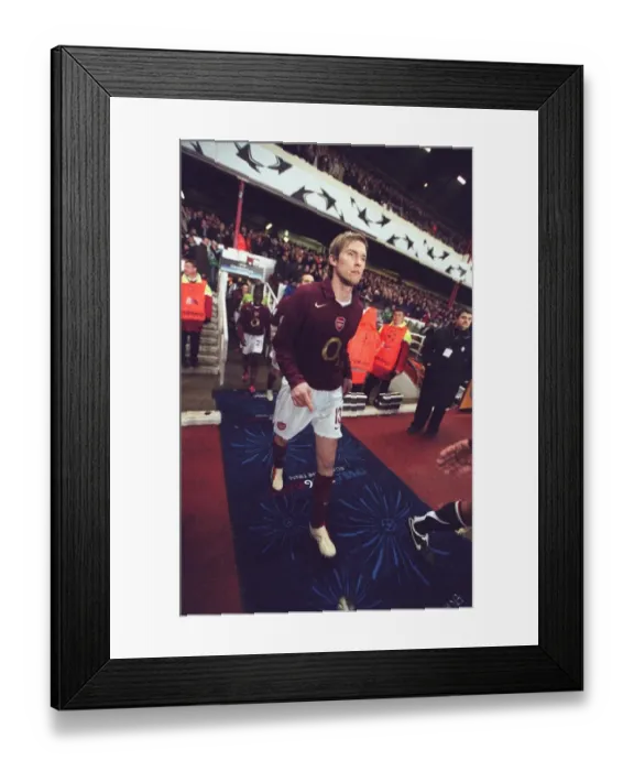 Framed Print : Alex Hleb (Arsenal) walks out onto the pitch. Arsenal 2: 0 Juventus Framed Print : Alex Hleb (Arsenal) walks out onto the pitch. Arsenal 2: 0 Juventus