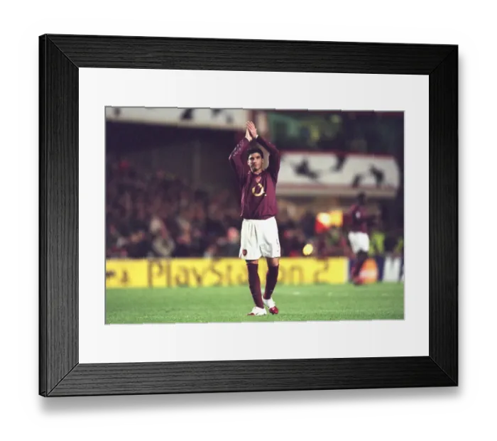 Framed Print : Jose Reyes (Arsenal) claps the fans as he is substituted. Arsenal 2: 0 Juventus