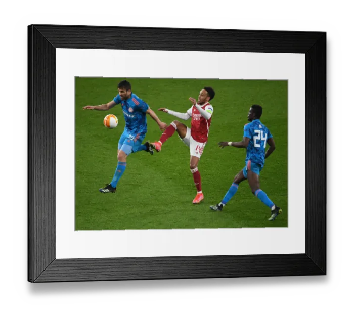 Framed Print : Arsenal's Aubameyang Faces Off in Empty Emirates Stadium: Pierre-Emerick Aubameyang vs. Olympiacos in the UEFA Europa League Amidst COVID-19 Restrictions