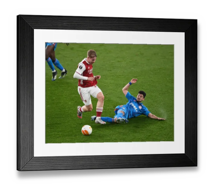 Framed Print : Emile Smith Rowe in Action: Arsenal vs. Olympiacos at Empty Emirates Stadium, 2021 UEFA Europa League Clash