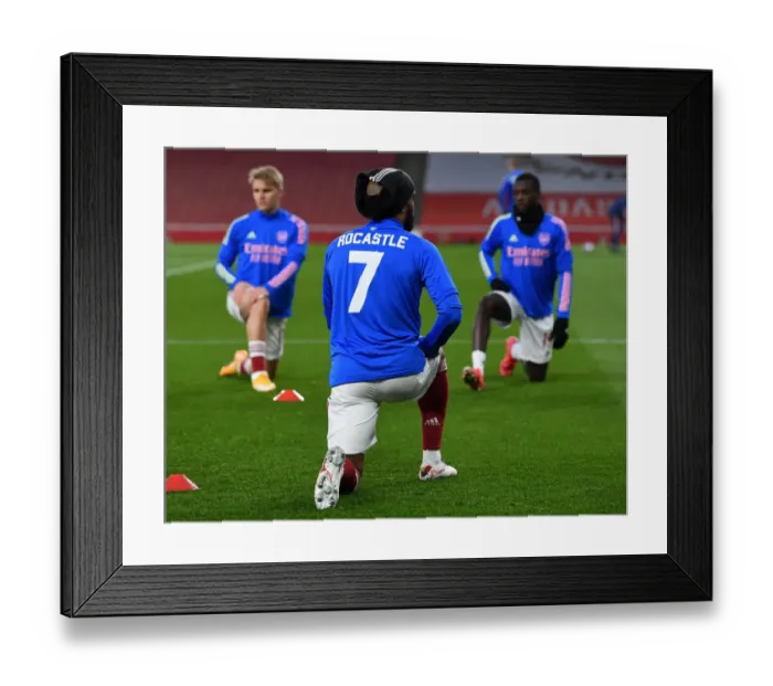 Framed Print : Arsenal Players Pay Tribute to David Rocastle with Special Warm-Up Ahead of Arsenal vs. Liverpool, Premier League 2021