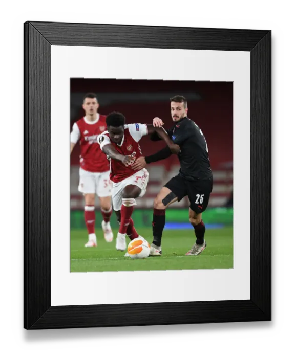 Framed Print : Arsenal vs Slavia Praha: Bukayo Saka in Action at Empty Emirates Stadium - UEFA Europa League Quarterfinal