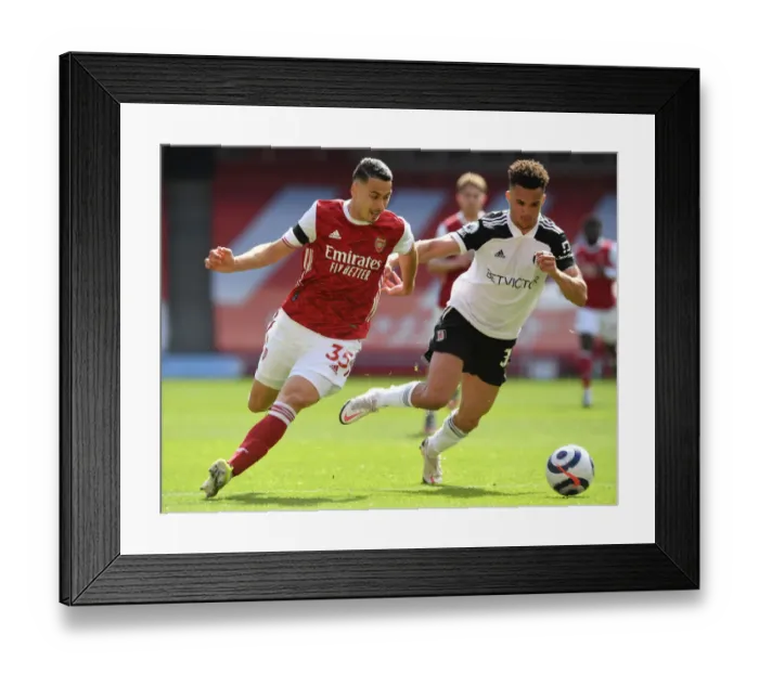 Framed Print : Arsenal vs Fulham: Martinelli Takes on Robinson in Empty Emirates Stadium, Premier League 2020-21 Framed Print : Arsenal vs Fulham: Martinelli Takes on Robinson in Empty Emirates Stadium, Premier League 2020-21