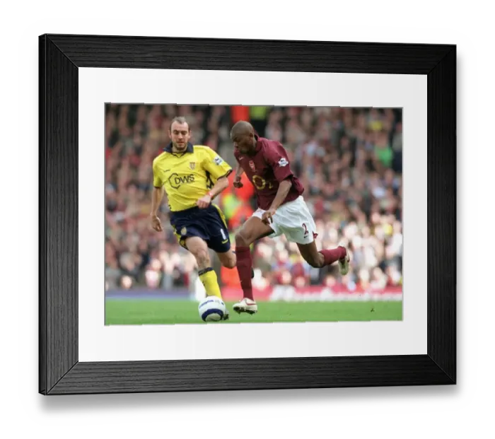 Framed Print : Abou Diaby (Arsenal) Gavin McCann (Villa). Arsenal 5: 0 Aston Villa