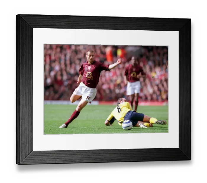 Framed Print : Mathieu Flamini (Arsenal) Gavin McCann (Villa). Arsenal 5: 0 Aston Villa Framed Print : Mathieu Flamini (Arsenal) Gavin McCann (Villa). Arsenal 5: 0 Aston Villa