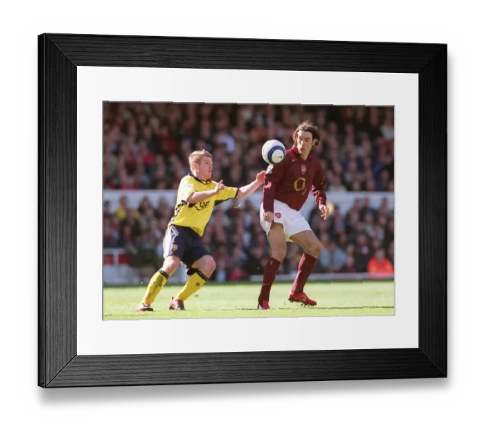Framed Print : Robert Pires (Arsenal) Steven Davis (Villa). Arsenal 5: 0 Aston Villa Framed Print : Robert Pires (Arsenal) Steven Davis (Villa). Arsenal 5: 0 Aston Villa