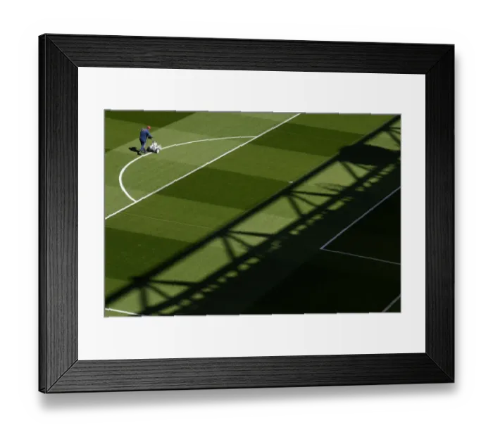 Framed Print : Arsenal vs Everton: Premier League Showdown at Emirates Stadium