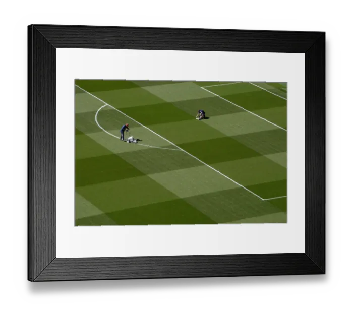 Framed Print : Arsenal vs. Everton: Premier League Showdown at Emirates Stadium