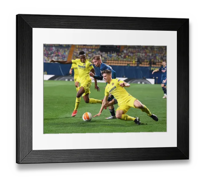 Framed Print : Arsenal's Emile Smith Rowe Faces Off Against Villarreal's Chukwueze and Foyth in Europa League Semi-Final