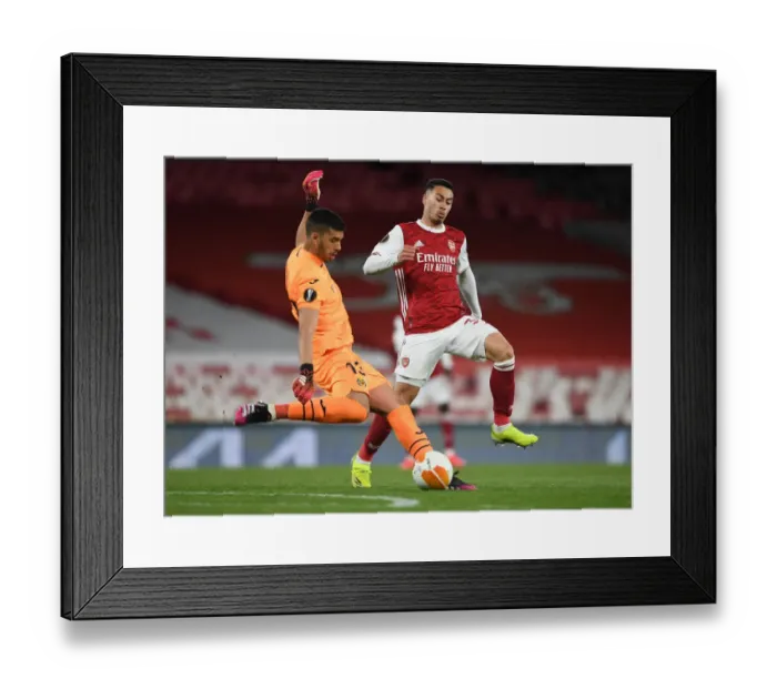 Framed Print : Arsenal vs. Villarreal: Martinelli Challenges Rulli in UEFA Europa League Semi-Final (Behind Closed Doors)