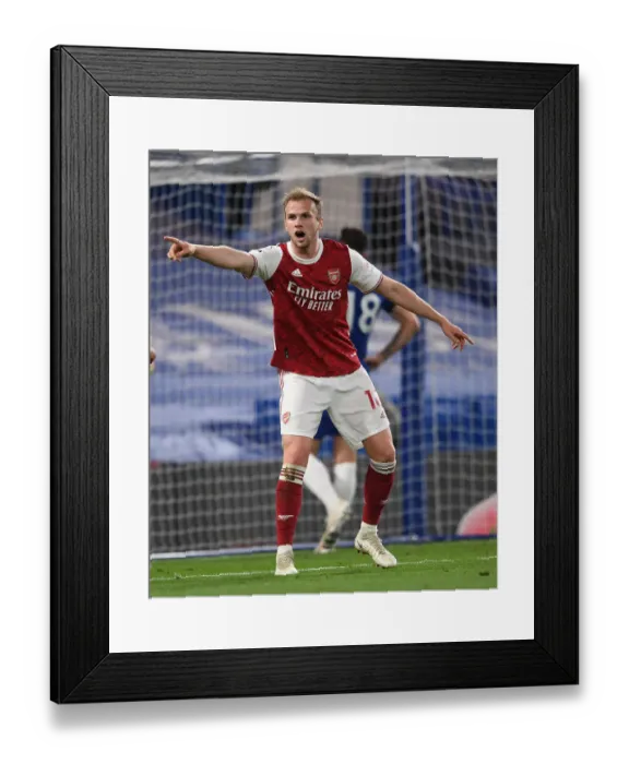 Framed Print : Arsenal's Rob Holding at Chelsea's Stamford Bridge: 2020-21 Premier League Match Amidst COVID-19 Restrictions Framed Print : Arsenal's Rob Holding at Chelsea's Stamford Bridge: 2020-21 Premier League Match Amidst COVID-19 Restrictions