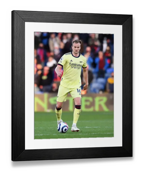 Framed Print : Arsenal's Rob Holding: Unyielding Focus Amidst the Battle at Selhurst Park (May 2021)