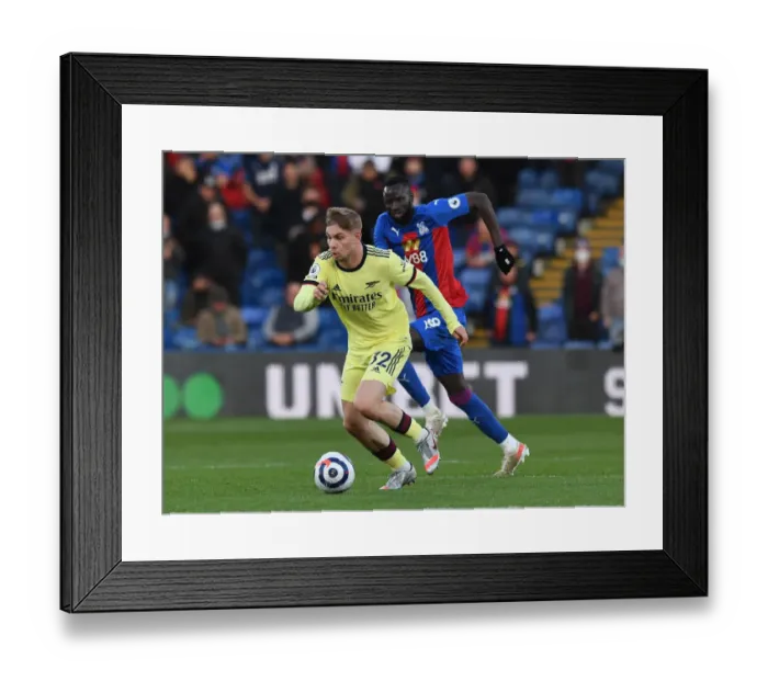 Framed Print : Smith Rowe vs. Kouyate: A Battle of Midfielders in the Arsenal vs. Crystal Palace Showdown at Selhurst Park, 2021